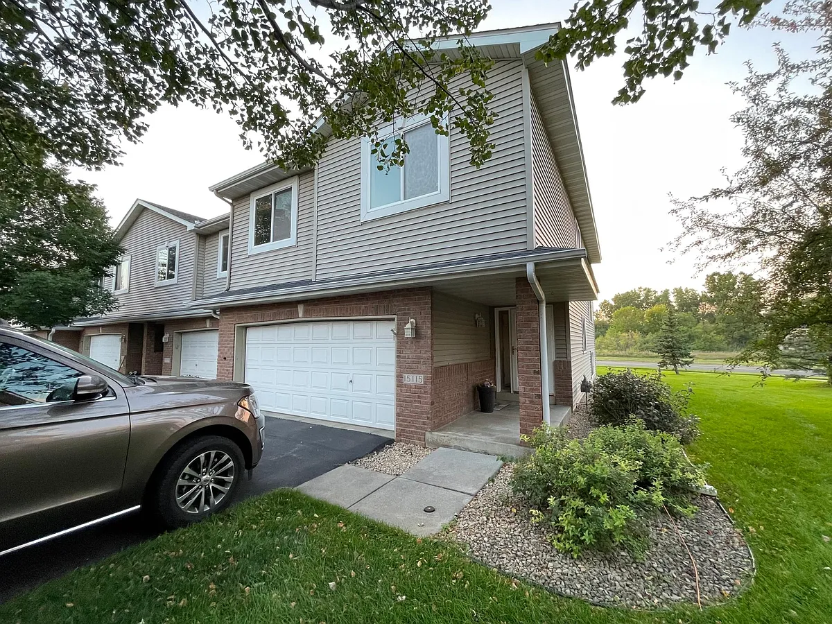 Entrance to the end-unit - 15115 Cimarron Ct