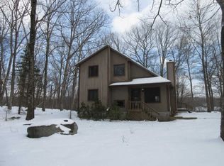 102 Overbrook Ct, Milford, PA 18337