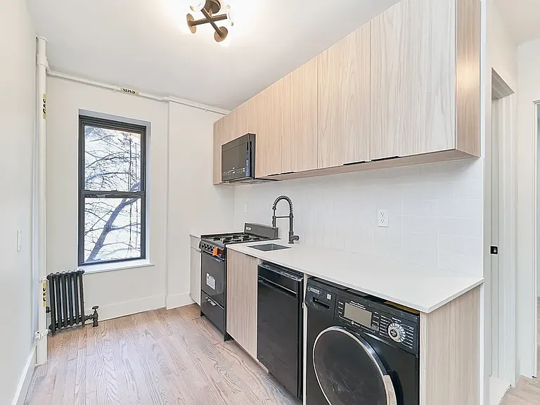 208 E 6th St #13 — Photo 3