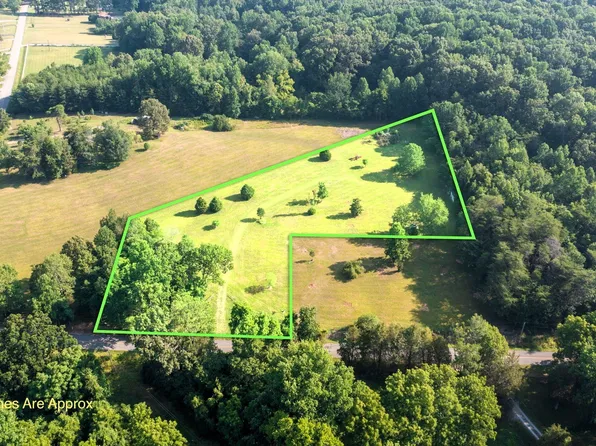 1642 Deal Rd, Burns, TN 37029