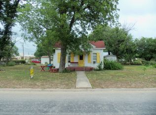 625 E Nopal St, Uvalde, TX 78801