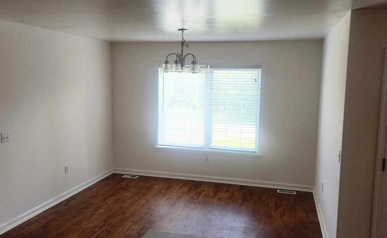 3 bed, 1300 sqft, $975 — Photo 3