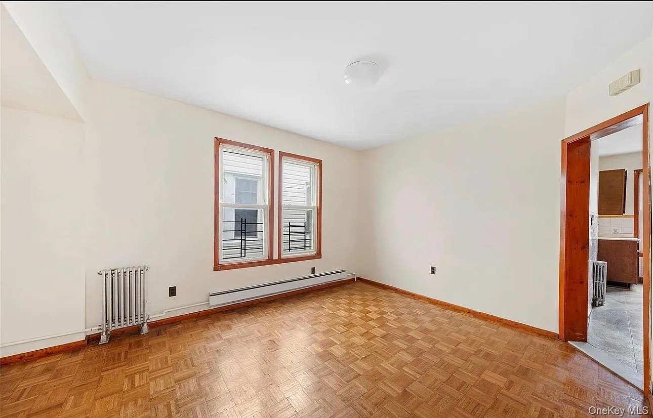 3 bed, 1.0 bath, 2100 sqft, $3,800 — Photo 3
