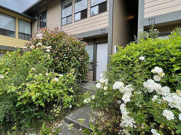 3rd image of 410 NE Izett St APT 205