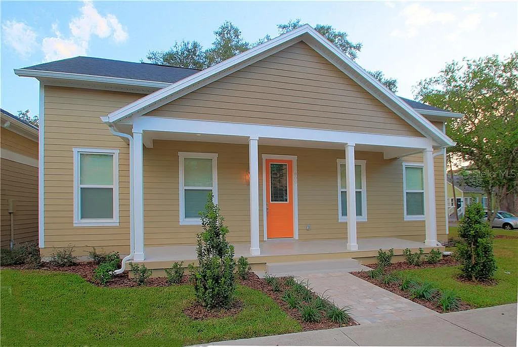 3 bed, 2.0 bath, 1204 sqft, $2,995 — Photo 2
