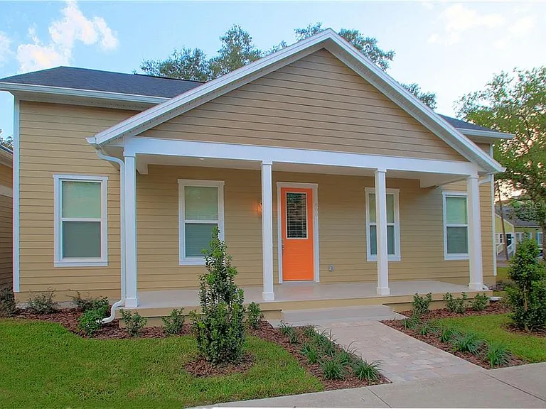 800 E Jefferson St — Photo 2
