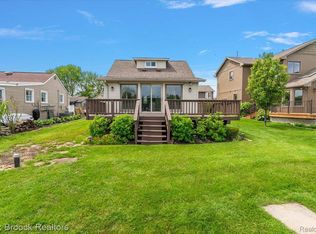 1323 Castlewood Dr, White Lake, MI 48386