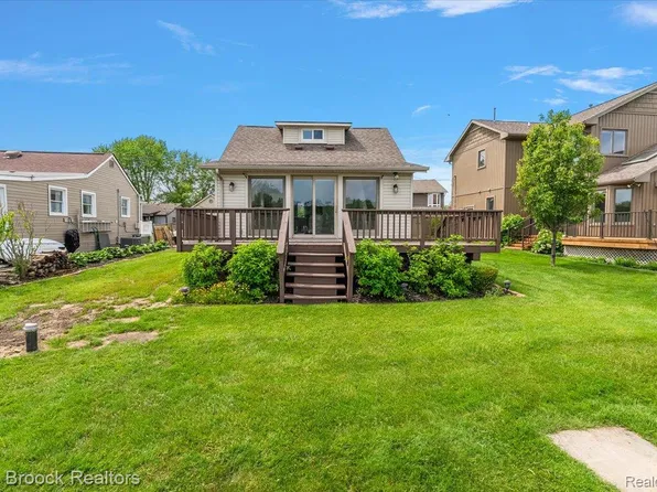 1323 Castlewood Dr, White Lake, MI 48386
