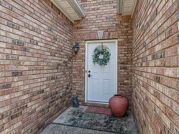 4th image of 1155 Castlemaine Dr