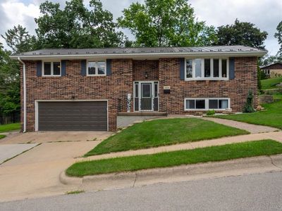 2870 Wildwood Dr, Dubuque, IA, 52001