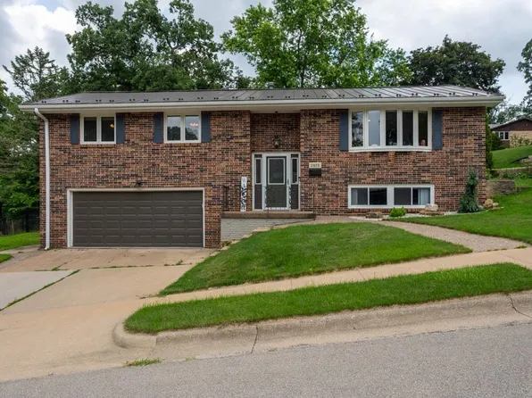 2870 Wildwood Dr, Dubuque, IA 52001