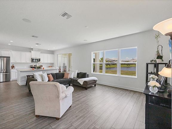 4th image of 9924 Crystal Isles Cir