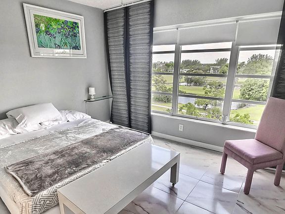 5th image of 3150 N Palm Aire Dr #1