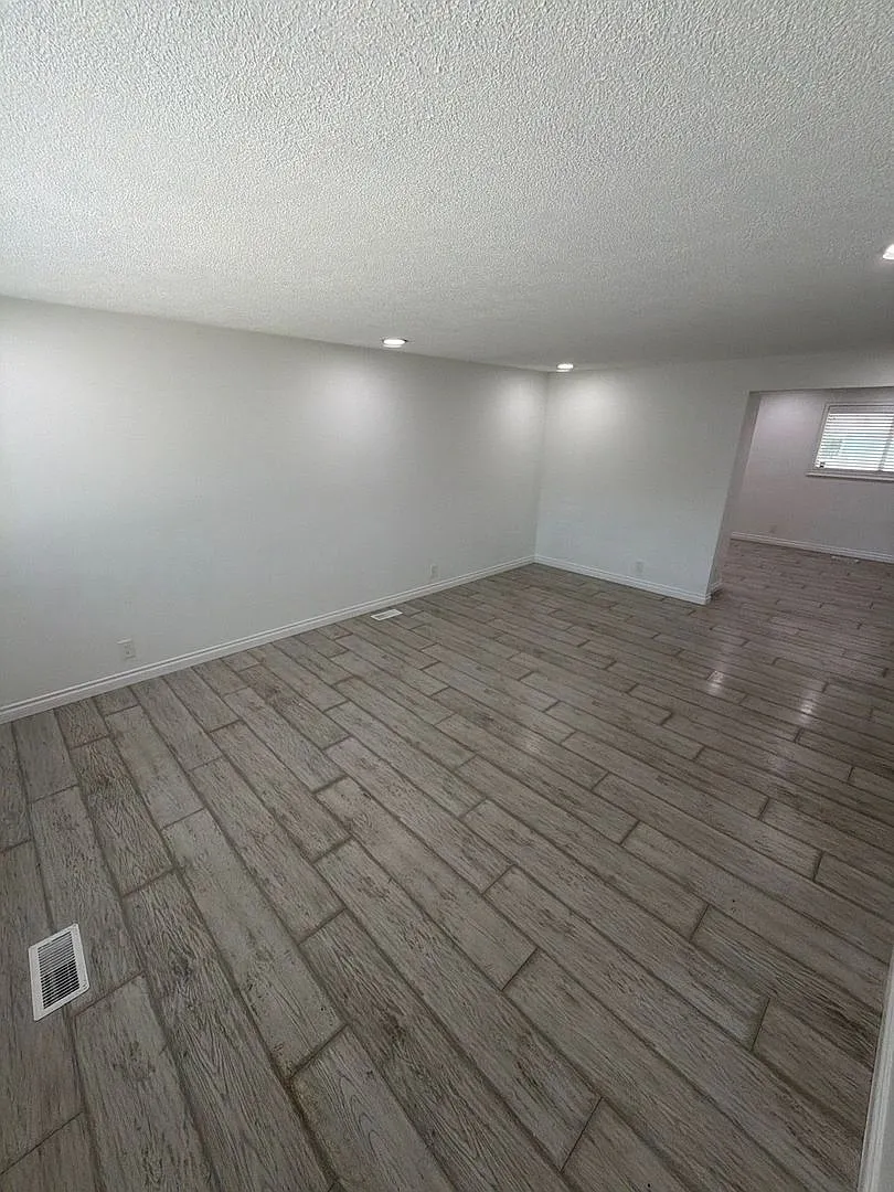 3 bed, 2.0 bath, 1428 sqft, $2,400 — Photo 2