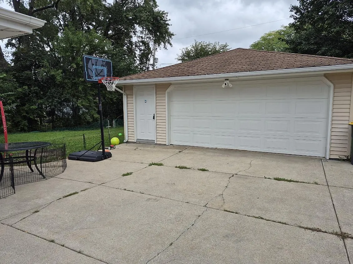 3 bed, 1.0 bath, 1012 sqft, $1,995 — Photo 3