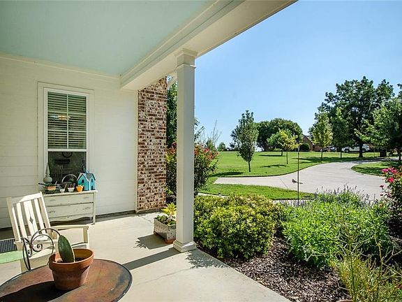 3rd image of 421 Moonlight Dr