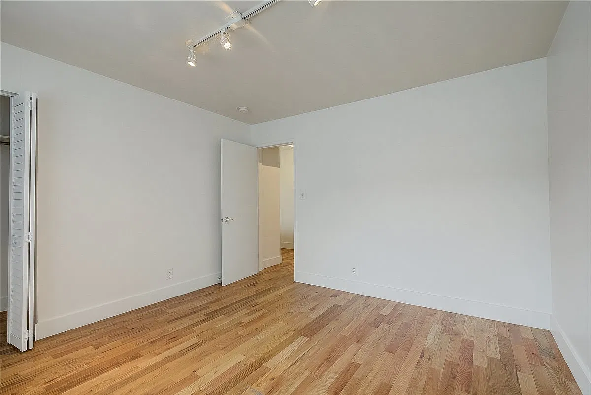 3 bed, 1000 sqft, $3,100 — Photo 2