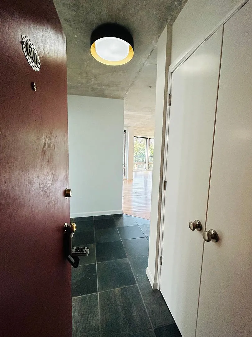 Large Open Plan 1 Bedroom with Stunning Views of Puget Sound — Photo 2