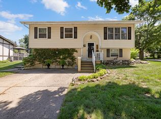745 Sunbury Rd, South Elgin, IL 60177