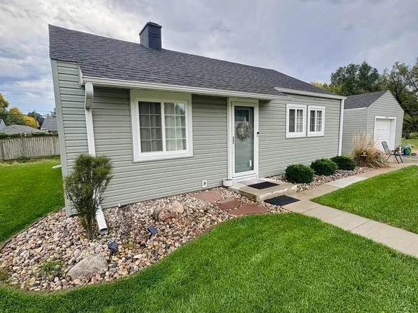 2077 Hickory Ln, Fremont, NE 68025