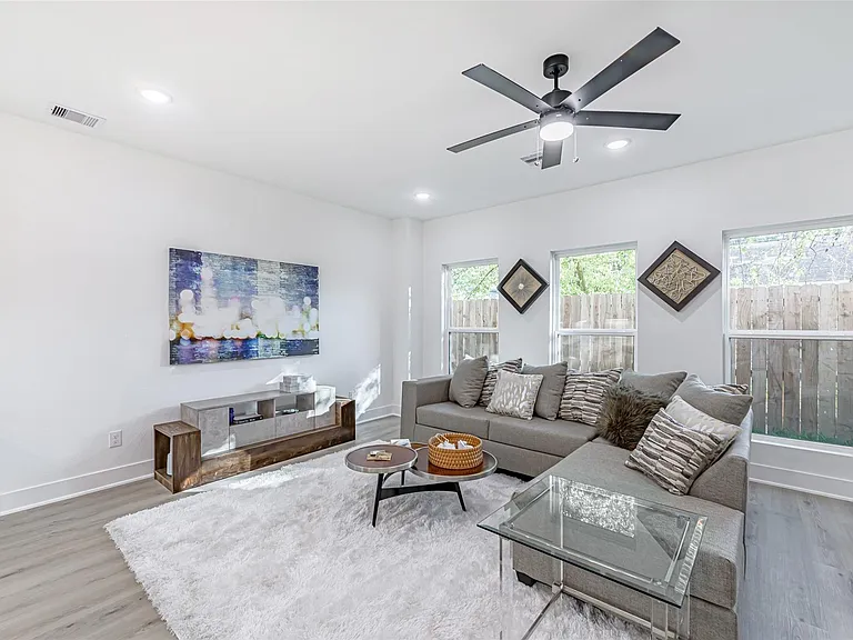 7806 Comal St #B — Photo 8