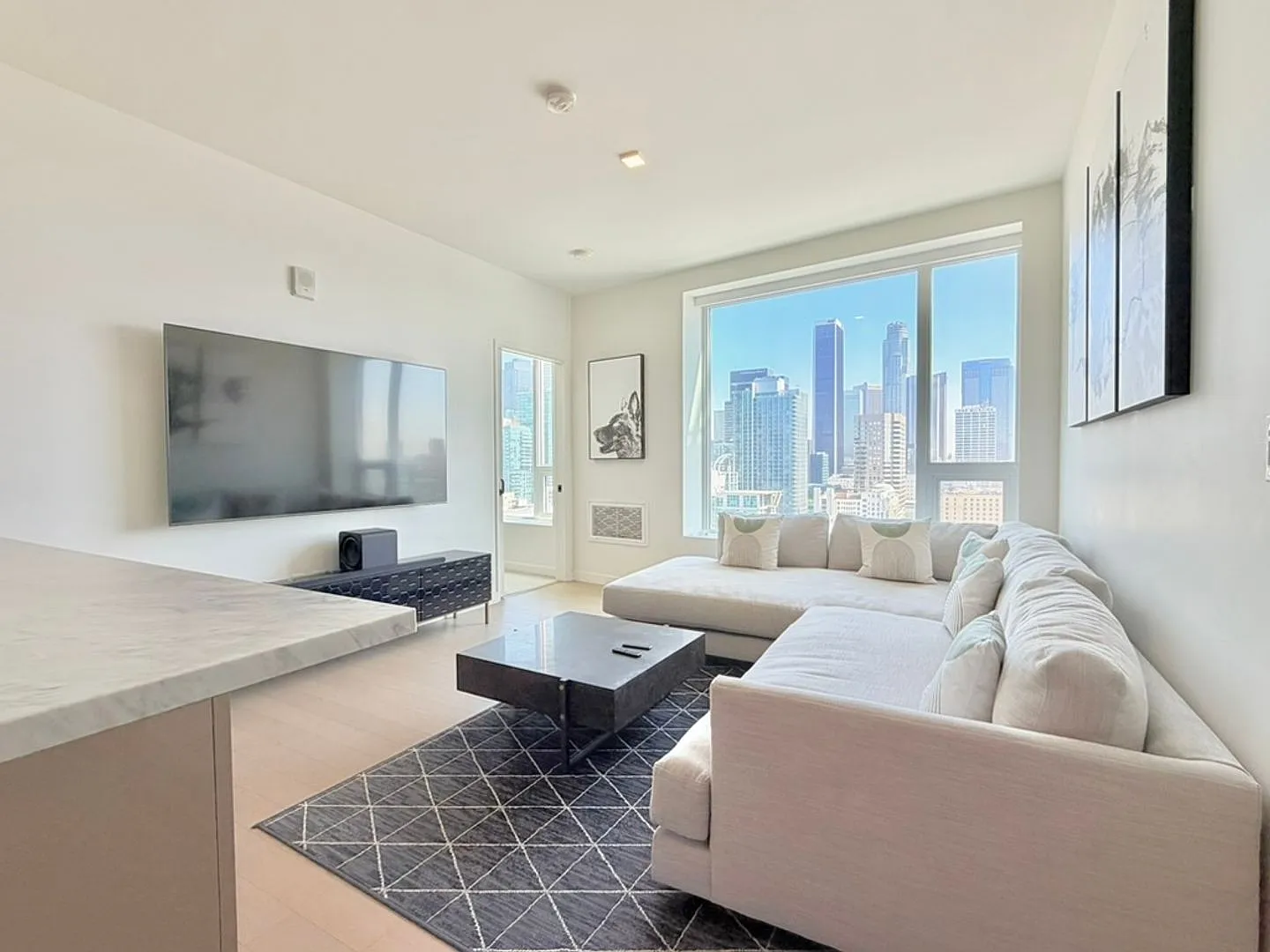 2 bedroom 2 bath Highrise — Photo 2