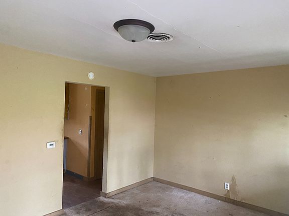 2nd image of 402 E Grand Prairie St