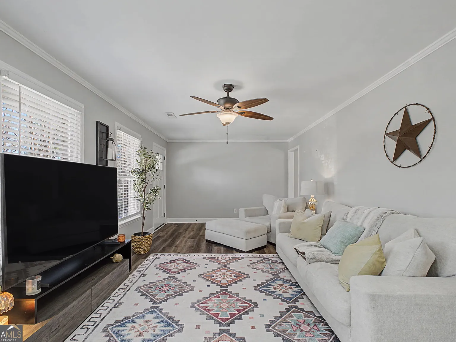 3 bed, 1.0 bath, 1392 sqft, $2,000 — Photo 3