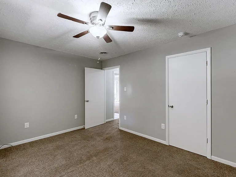 8614 Burleson Ln — Photo 15
