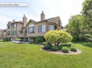 7 Shoreline Rd, Lake Barrington, IL 60010