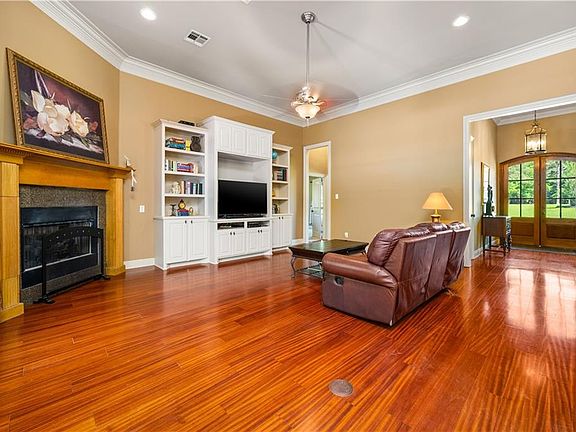 5th image of 1460 Lake Dr