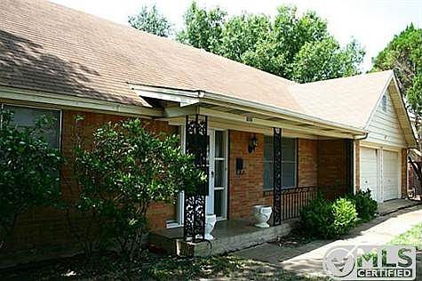 3rd image of 1006 Rosewood Ln