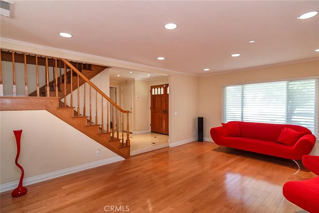 5 bed, 3.5 bath, 2465 sqft, $6,500 — Photo 2