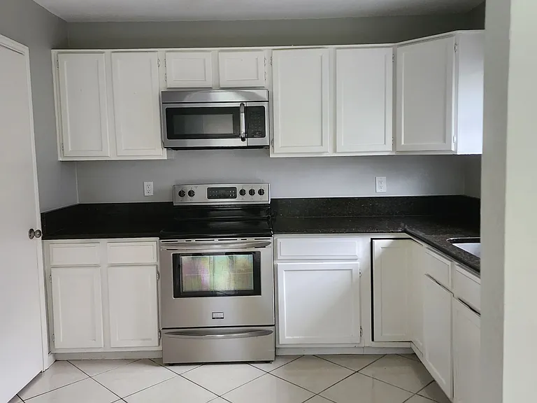 7904 Whitewater Ct — Photo 4