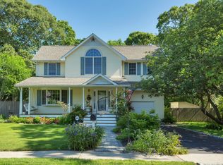 25 Bay 3rd St, Islip, NY 11751