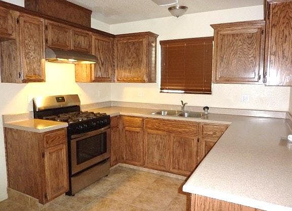 3rd image of 124 W Fresno St