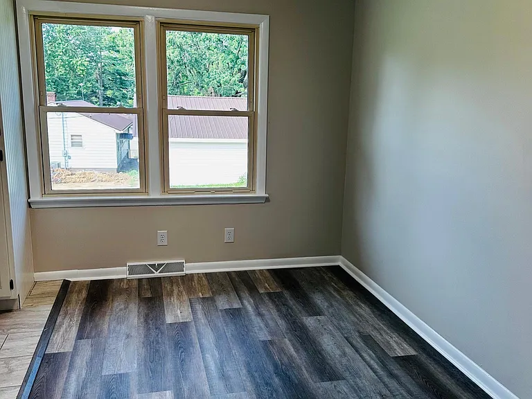 114 Logan Ave — Photo 5