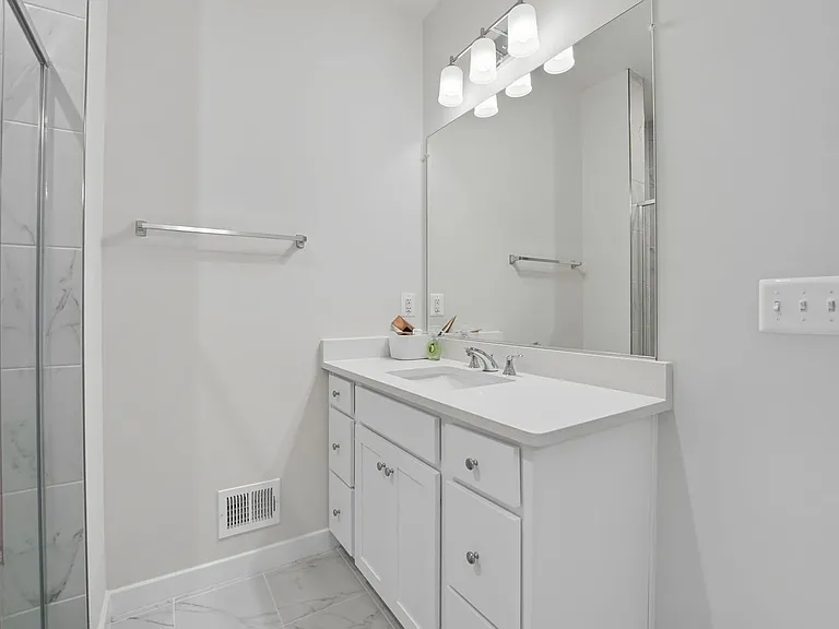 709 Thomas Ln #B — Photo 18