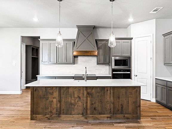 3rd image of 140 Oak Meadow Ln