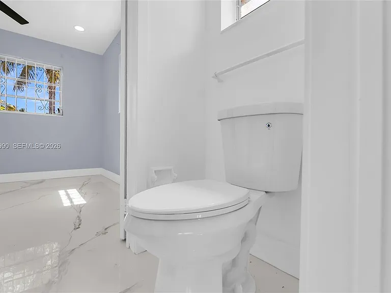 1010 NW 196th St — Photo 33