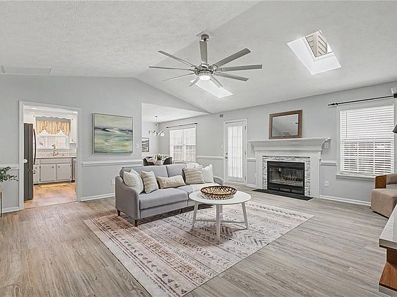 4th image of 294 Buttercup Ln