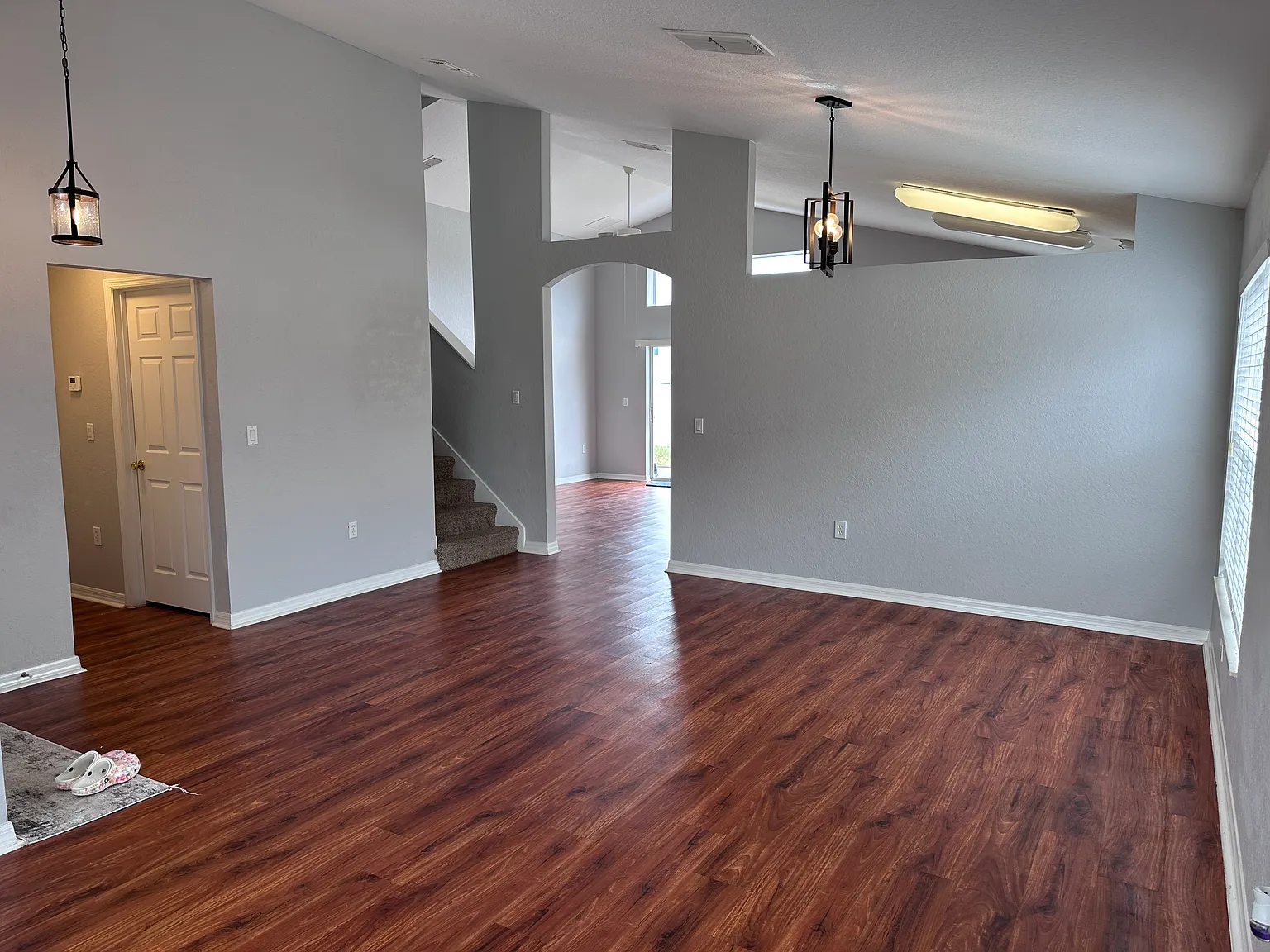 4 bed, 2.5 bath, 2050 sqft, $2,000 — Photo 3