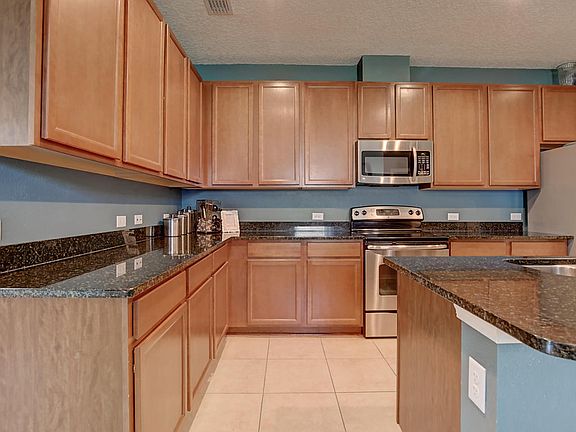 3rd image of 211 Gladstone Ct