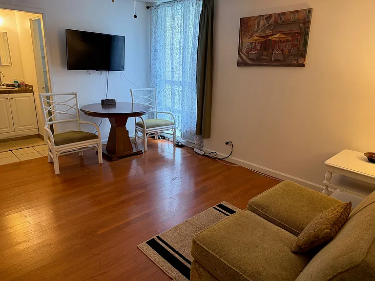 Waikiki Whale Watcher Apartments — Photo 14