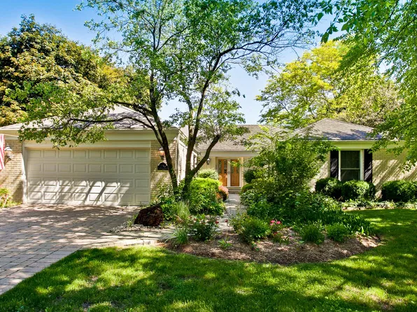 756 Stonegate Rd, Libertyville, IL 60048