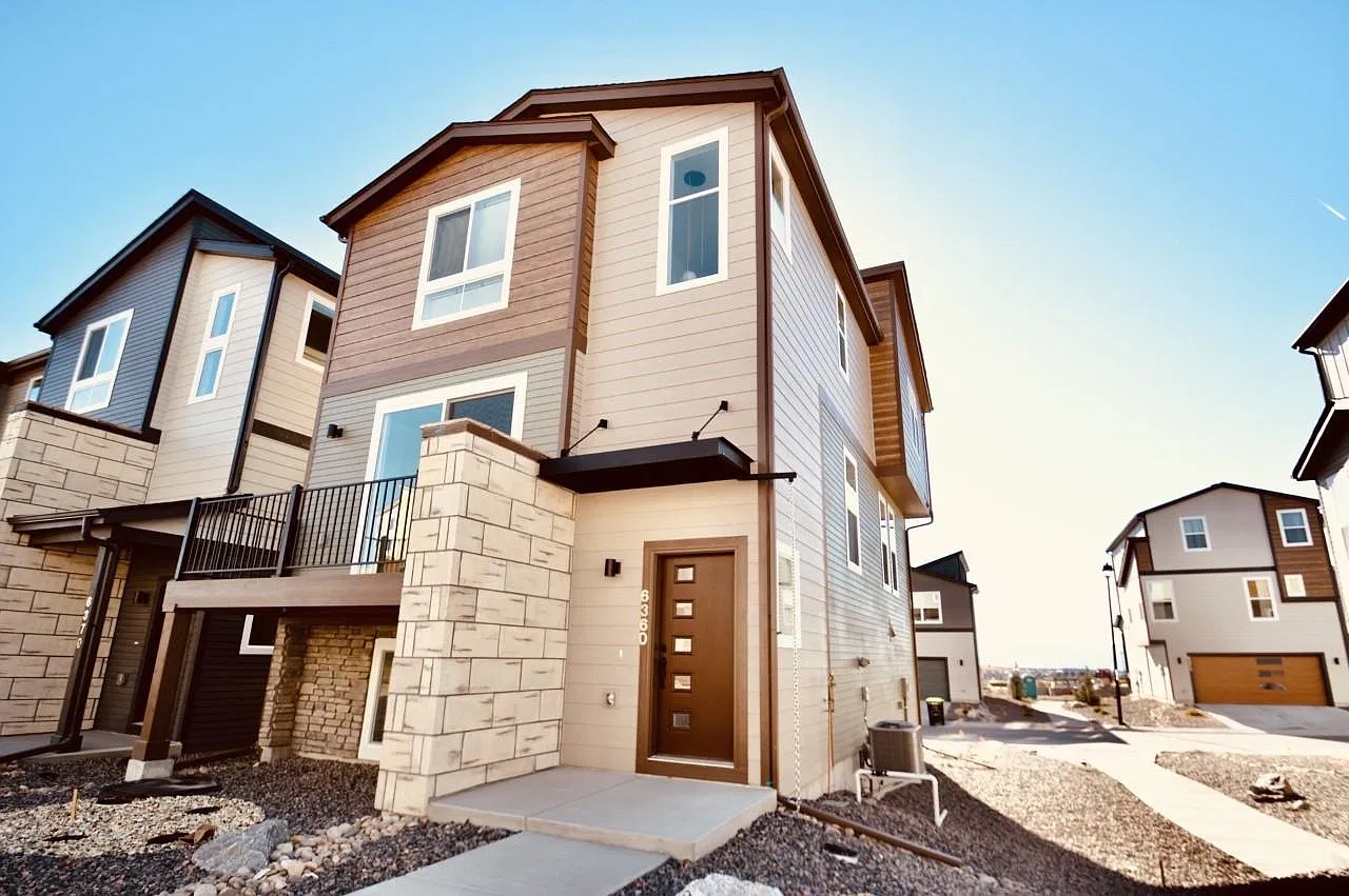 3 bed, 2.5 bath, 2024 sqft, $2,575 — Photo 3