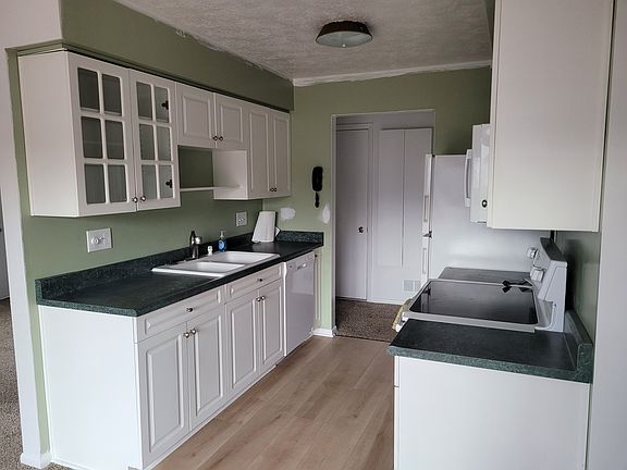 2nd image of 146 Greenway Blvd