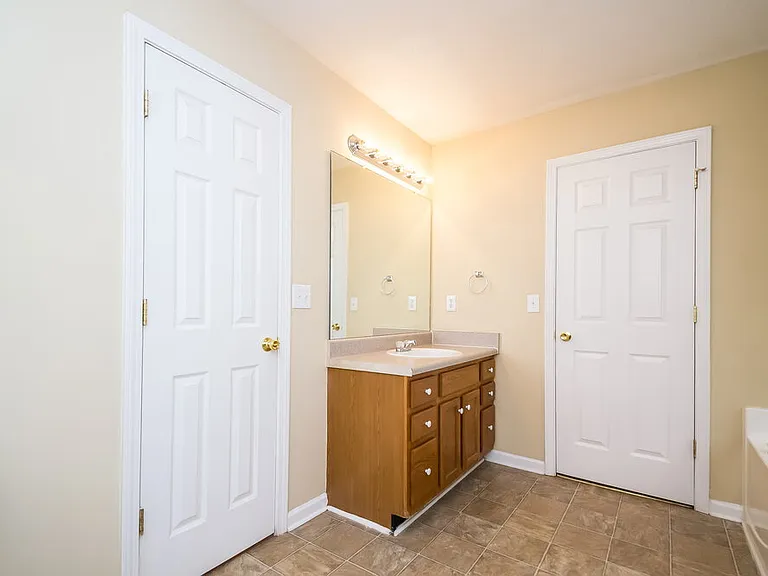 19 Colonial Way — Photo 6