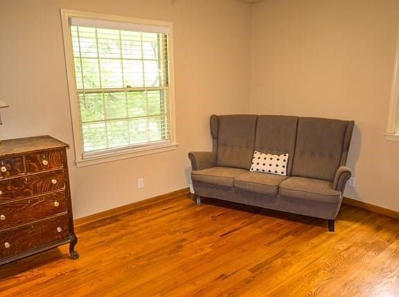 5th image of 9548 Woodson St