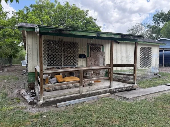 933 Ross Aly, Robstown, TX 78380